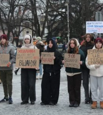 Щоденну хвилину мовчання почали проводити в Ужгороді