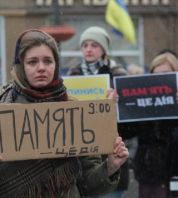 Щоденну хвилину мовчання почали проводити в Ужгороді