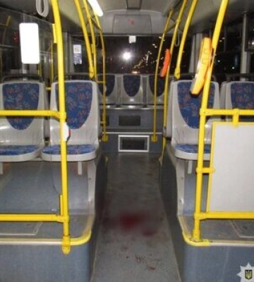 У Києві чоловік порізав бритвою обличчя 17-річного юнака в автобусі, бо той голосно слухав музику: нападника затримали. ФОТОрепортаж