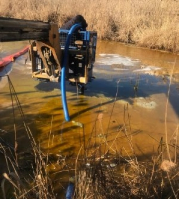 У Миколаєві 175 тонн водно-олійної емульсії відкачали з ріки