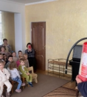 В яслах-садку «Казка» Горохова рятувальники провели для малюків урок безпеки