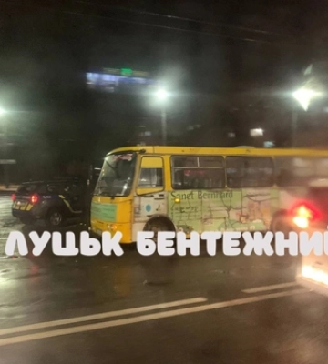 У центрі Луцька легковик врізався у маршрутку