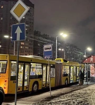 У Києві чоловік перукарською бритвою порізав обличчя 17-річному юнаку за гучну музику — поліція