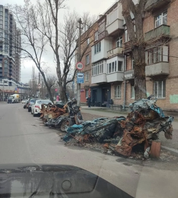 С улиц Киева начнут убирать машины, поврежденные в результате попаданий вражеских ракет и дронов