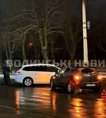 У Луцьку на перехресті зіткнулися «пежо» та «мазда»