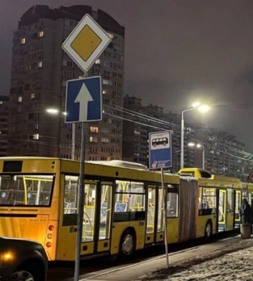 Громко слушал музыку в автобусе: мужчина порезал бритвой лицо 17-летнего парня