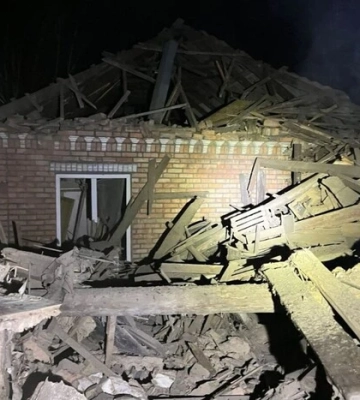 Російські військові обстріляли Нікополь з РСЗВ: з-під завалів дістали загиблу людину, ще одна — поранена