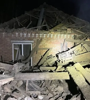 Російські військові обстріляли Нікополь з РСЗВ: з-під завалів дістали загиблу людину, ще одна — поранена