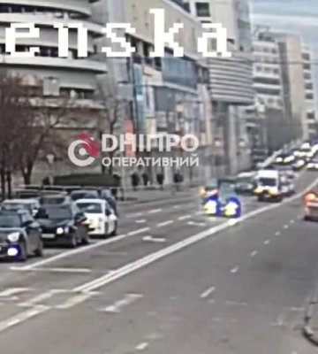 У центрі Дніпра посеред вулиці спалахнув легковик (ВІДЕО)
