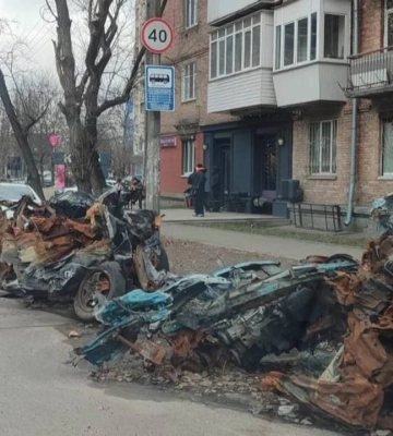 З вулиць Києва приберуть понад тисячу автівок, пошкоджених війною
