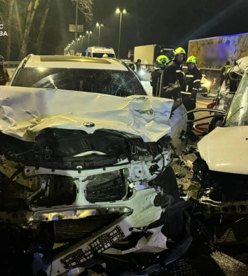 У Києві внаслідок карколомної ДТП трагічно загинули чоловік та жінка, - ДСНС. ФОТО