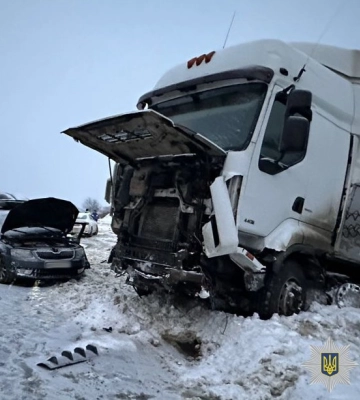 Водій вантажівки з Дніпропетровщини не розминувся з водійкою легковика з Вінниці. ДТП на Львівщині