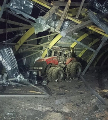 Росіяни поцілили БпЛА по сільгосппідприємству на Чернігівщині. ФОТОрепортаж