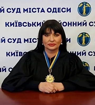 Підозрювана у хабарництві суддя з Одеси мобілізувалася, але її спіймали на пияцтві ‒ "Слідство.Інфо"