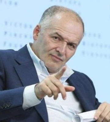 Депутати, що вимагають відставки міністра енергетики, повʼязані з Віктором Пінчуком – політолог