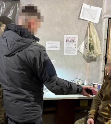 Викрито екс-комбрига на оборудці з виплатами для дружини