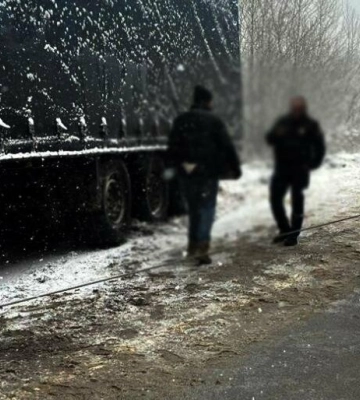 На Львівщині вантажівка влетіла у відбійник