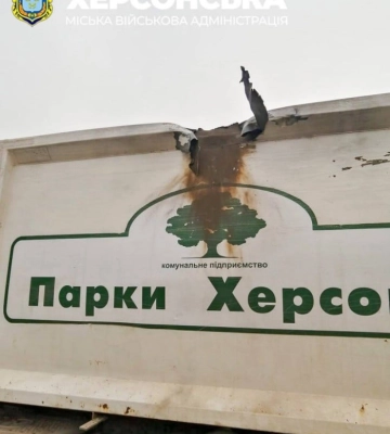 У Херсоні після удару безпілотника спалахнула автівка, що рухалася вулицею
