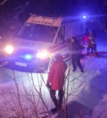 На Стрийщині "швидка" злетіла у кювет: викликали рятувальників