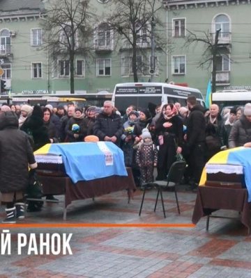 Потрійна втрата: у Рівному попрощалися з полеглими на війні захисниками (ВІДЕО)