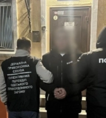 Вісім тисяч доларів за тур до кордону: на Одещині прикордонники викрили організатора незаконного переправлення людей