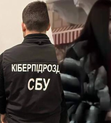 Девушка пела российские песни в центре Черновцов: ее подозревают в коллаборационизме