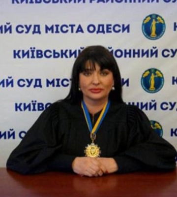 Підозрювана у хабарництві одеська суддя мобілізувалася та з’явилася на службі у стані алкогольного сп’яніння
