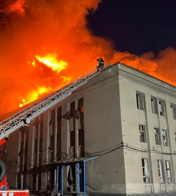 На Донеччині в Покровському районі після обстрілу рф виникла пожежа на підприємстві