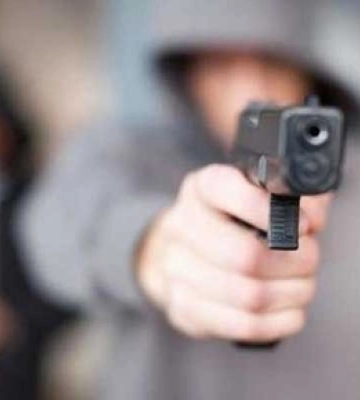 Повідомили про підозру лучанину, який погрожував правоохоронцям пістолетом