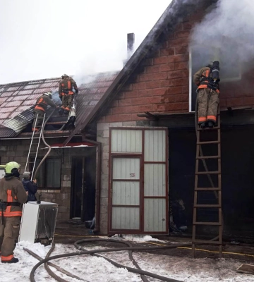 На Волині рятувальники ліквідували пожежу в приватному господарстві (Фото)