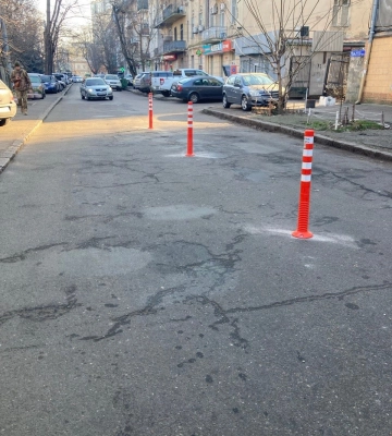 В Одесі почали встановлювати стовпчики-делініатори посеред проїжджої частини, - ФОТО