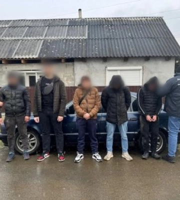 Прикордонники викрили членів злочинного угруповання, які переправляли через кордон чоловіків