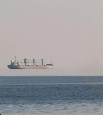 Незвичайне видовище в Одесі: кораблі &quot;літають&quot; над морем