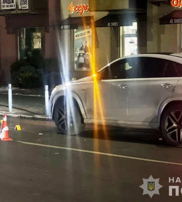 У Вінниці у вечорі водій Mercedes збив двох дівчат