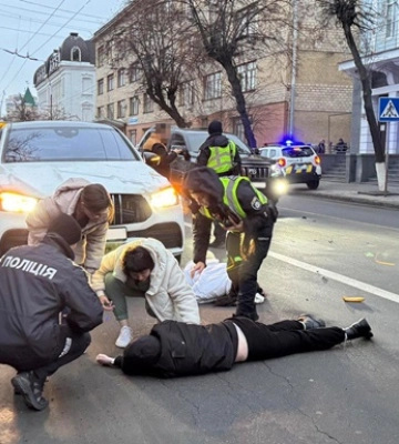 В центре Винницы авто сбило двух девушек на переходе