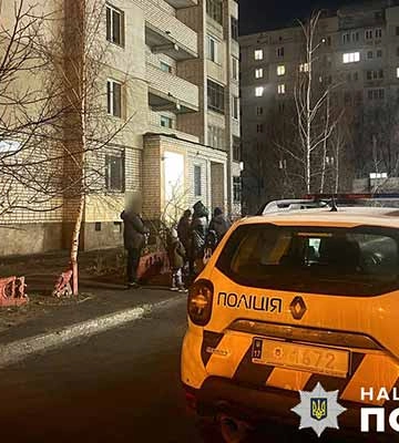 На Полтавщині біля під’їзду багатоповерхівки в Кременчуці знайшли мертвим підлітка