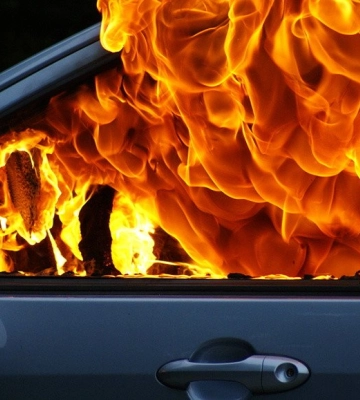 У Дніпрі момент підпалу двох автомобілів зафіксувала камера спостереження, палія затримано. ВІДЕО