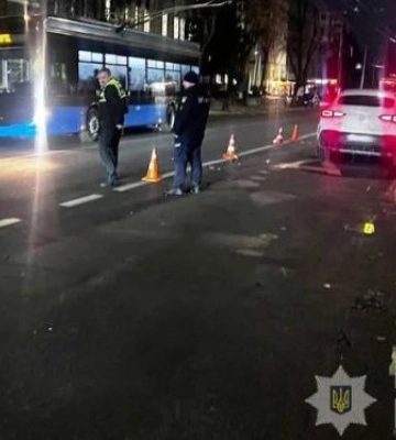 У Вінниці поліція затримала водія автомобіля Mercedes, який збив двох дівчат у середмісті