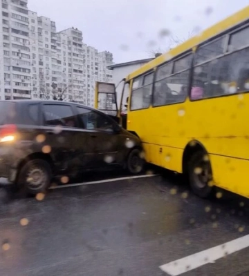 У Дарницькому районі столиці легковик влетів у автобус з дітьми