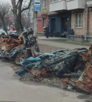 В Киеве начали уборку сгоревших из-за атак рф автомобилей