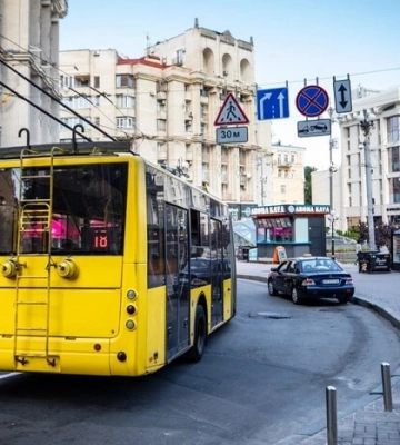 Столичні автобуси і тролейбуси 18-19 січня курсуватимуть зі змінами: перелік маршрутів