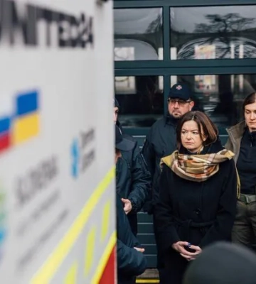 Голова МЗС Словенії прибула до Києва на важливу міжнародну зустріч