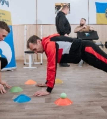 Спорт, реабілітація та підтримка: у Поворську відкрили адаптивний клуб для ветеранів завдяки конкурсу «Час діяти, Нестримні!»