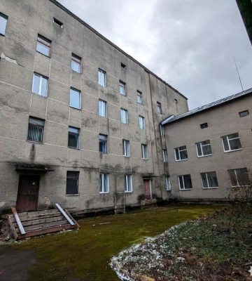 Перед судом постане директор лікарні, з вини якого після ракетного обстрілу в медзакладі поставили неякісні вікна