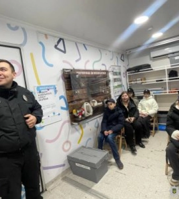 У Миколаєві ювенальні поліцейські продовжують проводити уроки в мобільному класі
