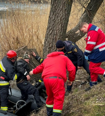 В Одеській області з-під криги врятували рибалку