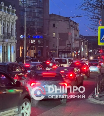 Перехрестя заблоковане: у Дніпрі ДТП спричинила затор та змінила рух тролейбусів