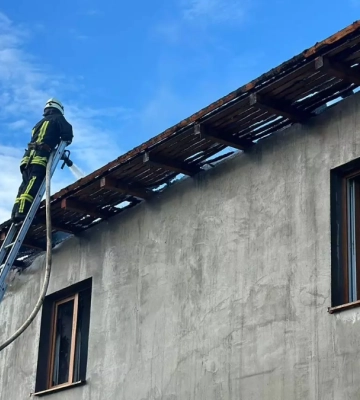 У Надвірній загорілося перекриття двоповерхового житлового будинку (ФОТО)