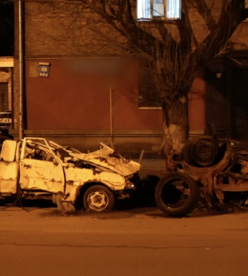 В Киеве начали уборку сгоревших автомобилей с улиц города