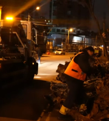 В Киеве начался процесс уборки сгоревших автомобилей с улиц города – видео